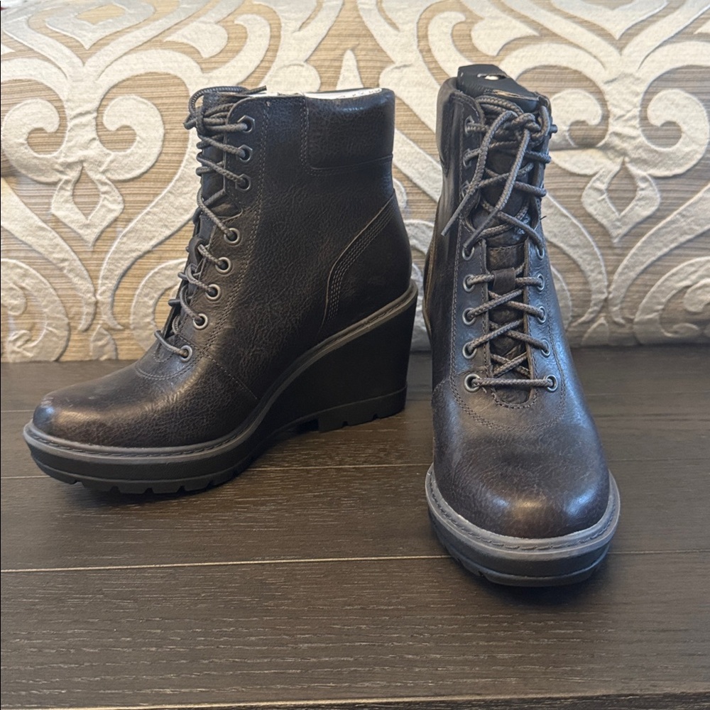 NWT Women’s Timberland - Black/Gray Distressed Leather Lace-Up Wedge Boots